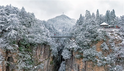 《峰巒雪景》
