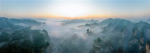 《峽谷云海霞光》