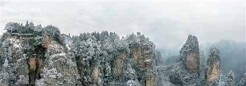 《雪滿峰林》