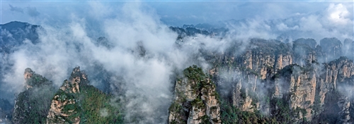 《峰林雄偉 氣勢(shì)磅礴》