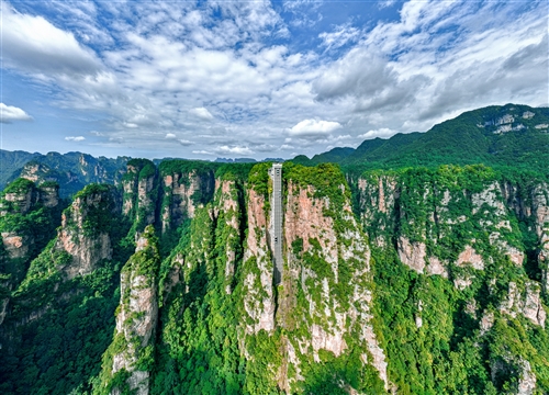 《百龍電梯氣勢(shì)雄偉》