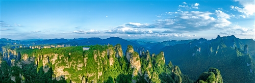 《千峰綠山日月行》