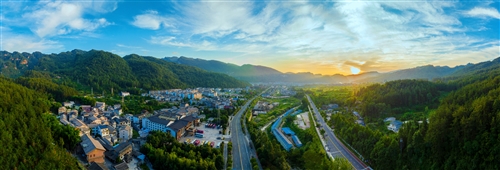 《山間城鎮(zhèn)旭日東升》