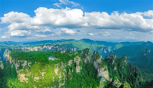 《峭壁懸峰索道穿行》
