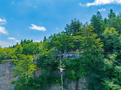 《中國扁帶第一人施海林在黃石寨懸崖展技》