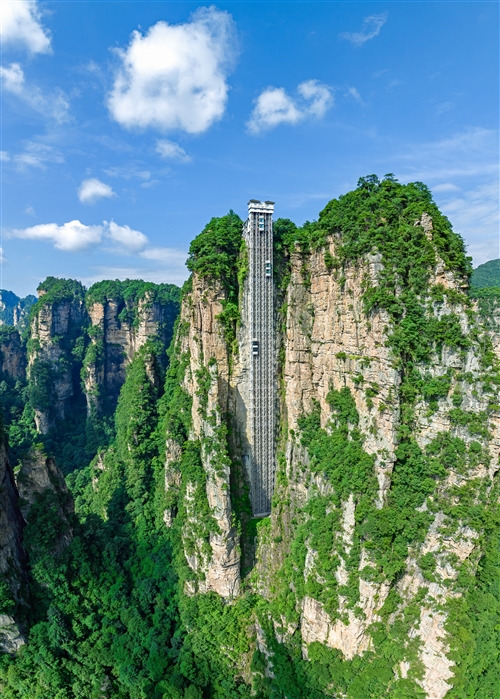《百龍電梯氣勢雄偉》