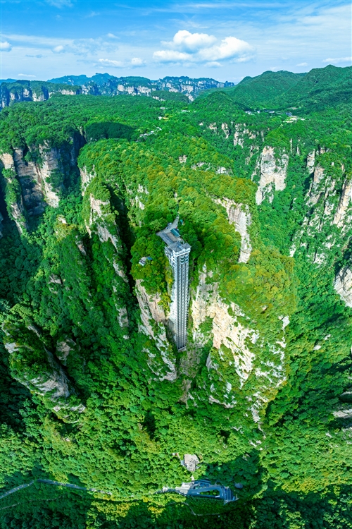《戶外宏偉壯觀—百龍電梯》